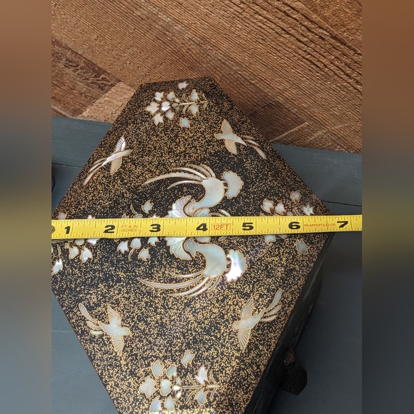 Gold And Black Lacquer Korean Jewelry Box, Mother of Pearl Birds Theme - Picture 9 of 12